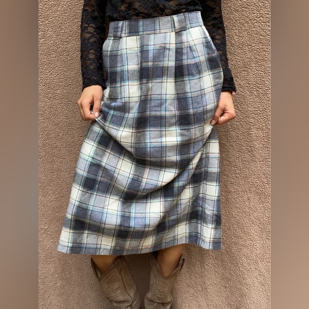Chic Plaid Midi Skirt in Gray and Cream